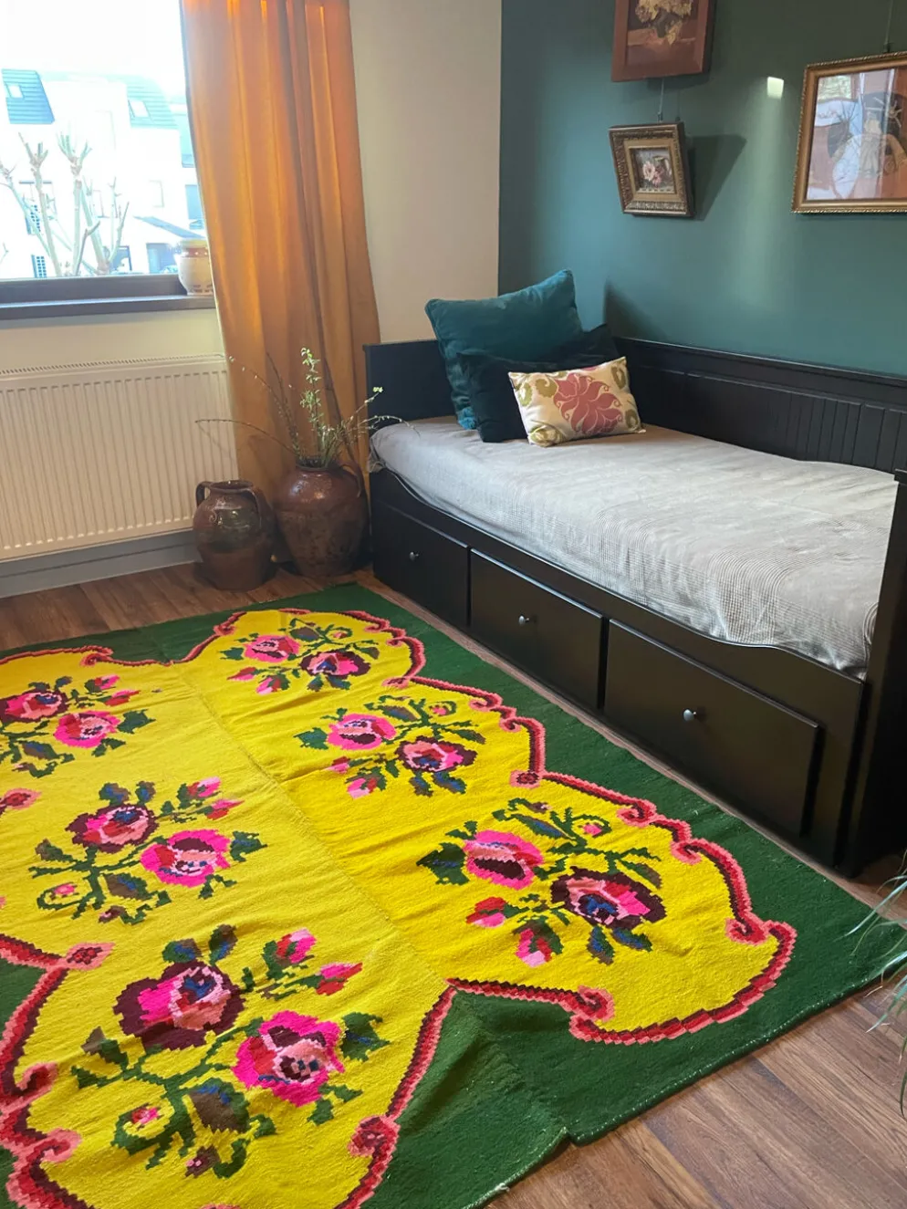 Tapis vintage en laine avec des fleurs roses sur fond vert et jaune fabriqué à la main en Transylvanie