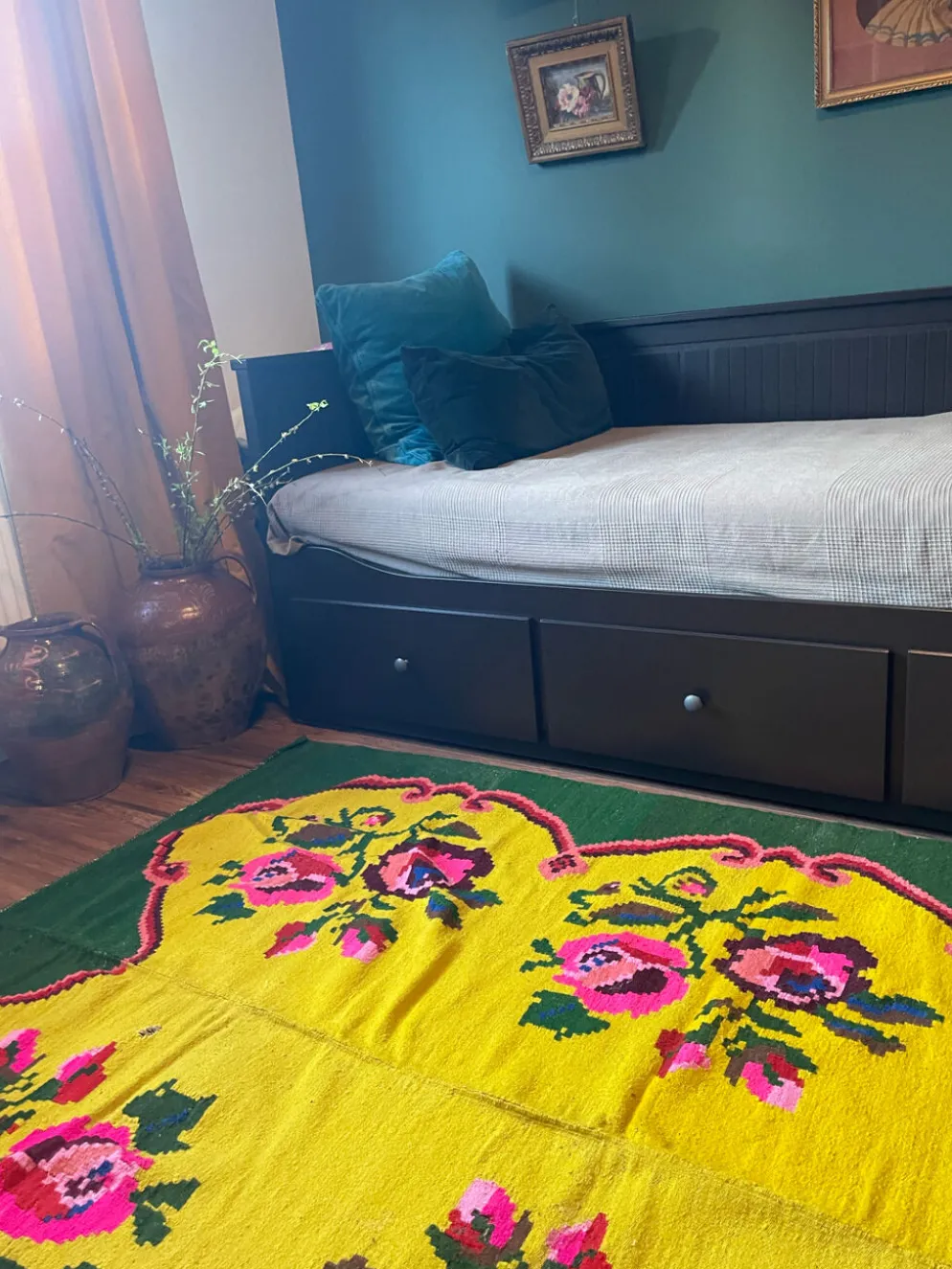 Tapis vintage en laine avec des fleurs roses sur fond vert et jaune fabriqué à la main en Transylvanie