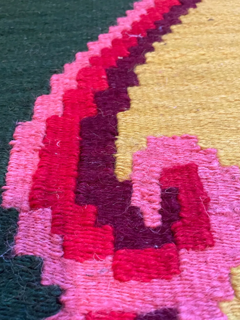 Tapis vintage en laine avec des fleurs roses sur fond vert et jaune fabriqué à la main en Transylvanie