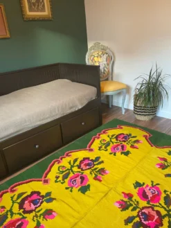 Tapis vintage en laine avec des fleurs roses sur fond vert et jaune fabriqué à la main en Transylvanie