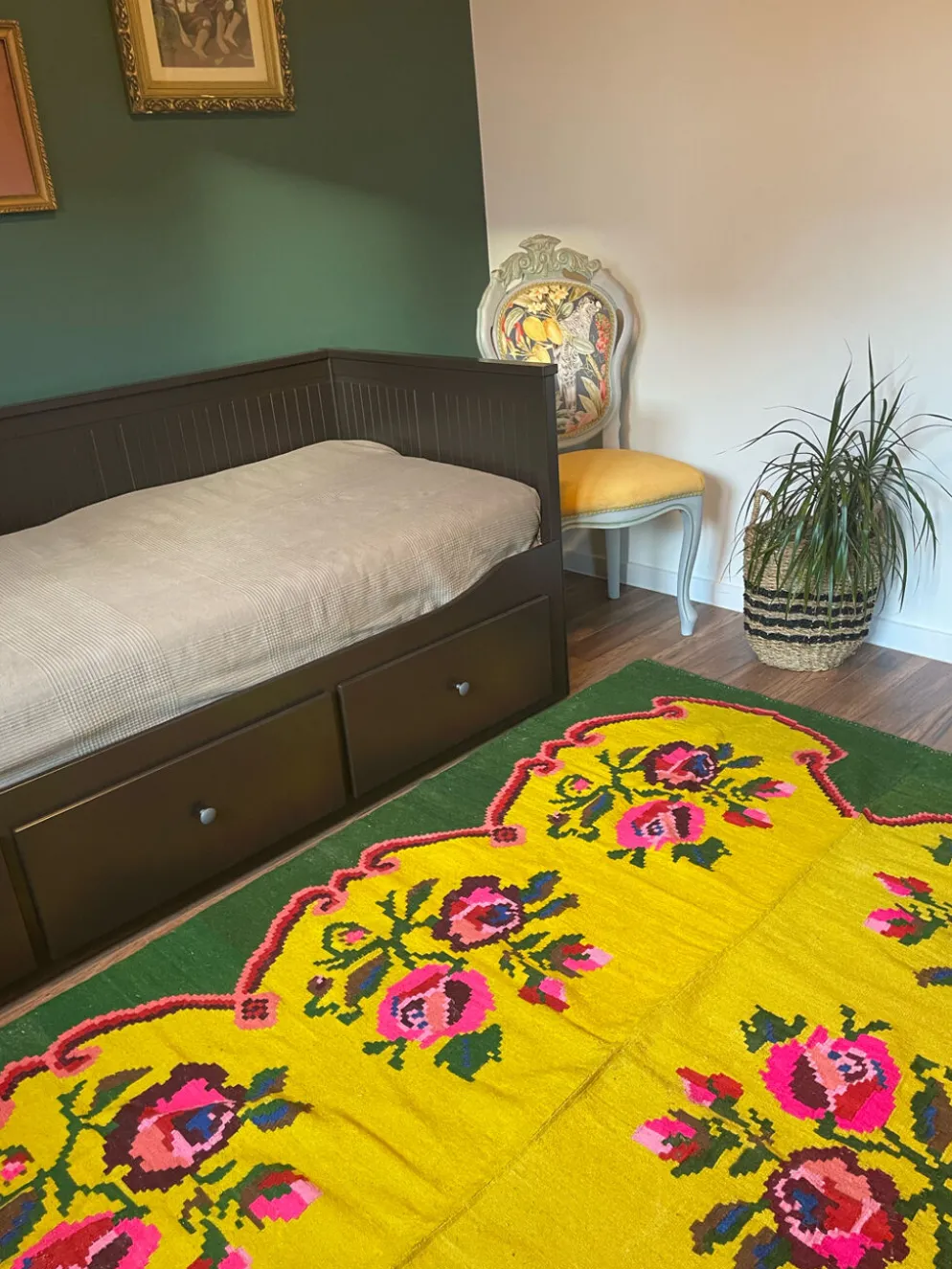 Tapis vintage en laine avec des fleurs roses sur fond vert et jaune fabriqué à la main en Transylvanie