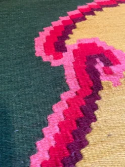 Tapis vintage en laine avec des fleurs roses sur fond vert et jaune fabriqué à la main en Transylvanie