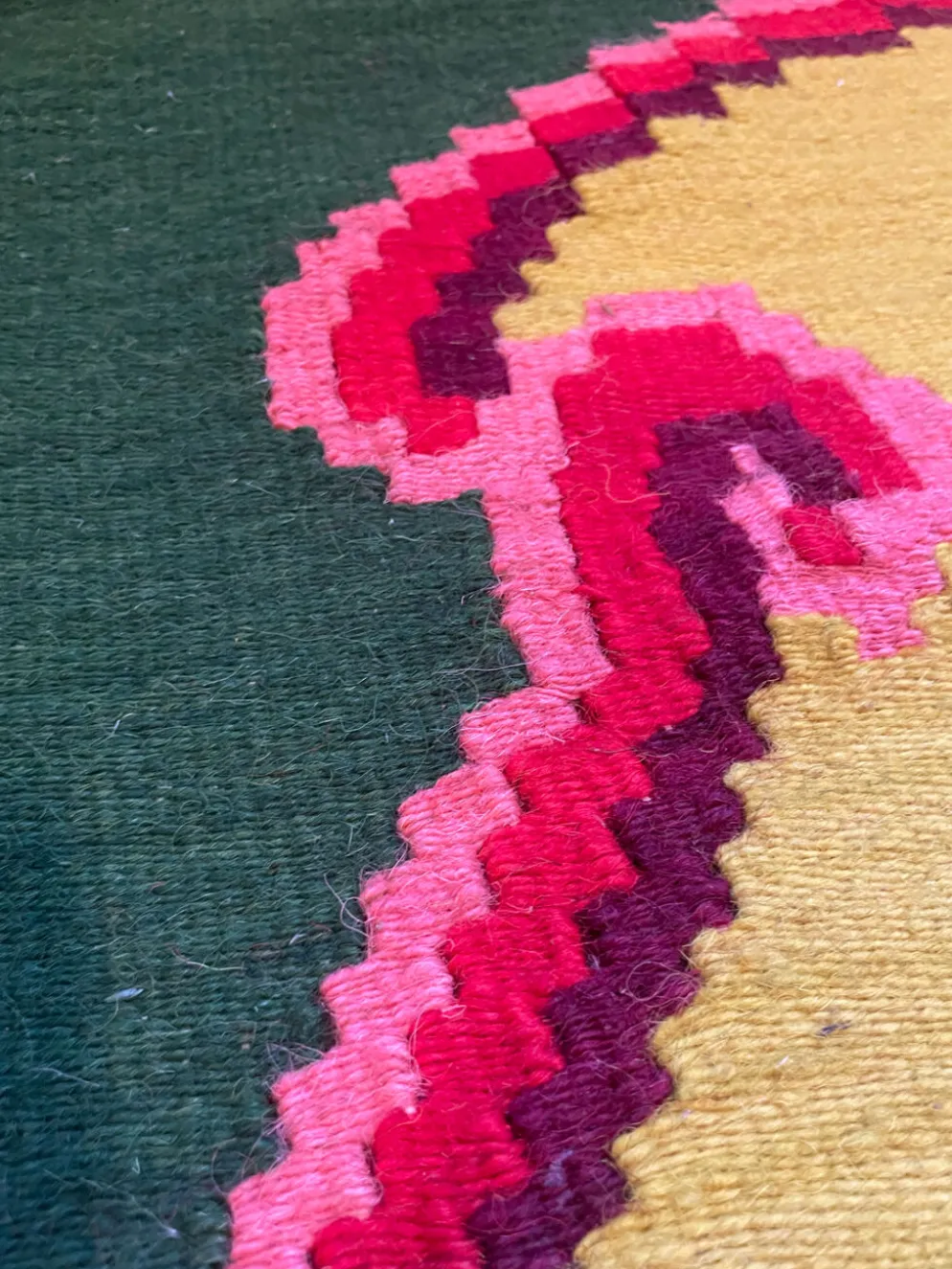 Tapis vintage en laine avec des fleurs roses sur fond vert et jaune fabriqué à la main en Transylvanie