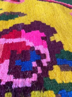 Tapis vintage en laine avec des fleurs roses sur fond vert et jaune fabriqué à la main en Transylvanie