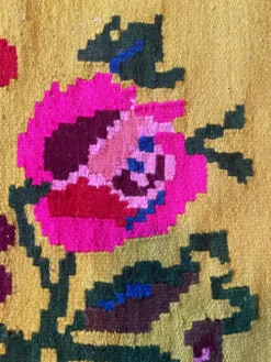 Tapis vintage en laine avec des fleurs roses sur fond vert et jaune fabriqué à la main en Transylvanie