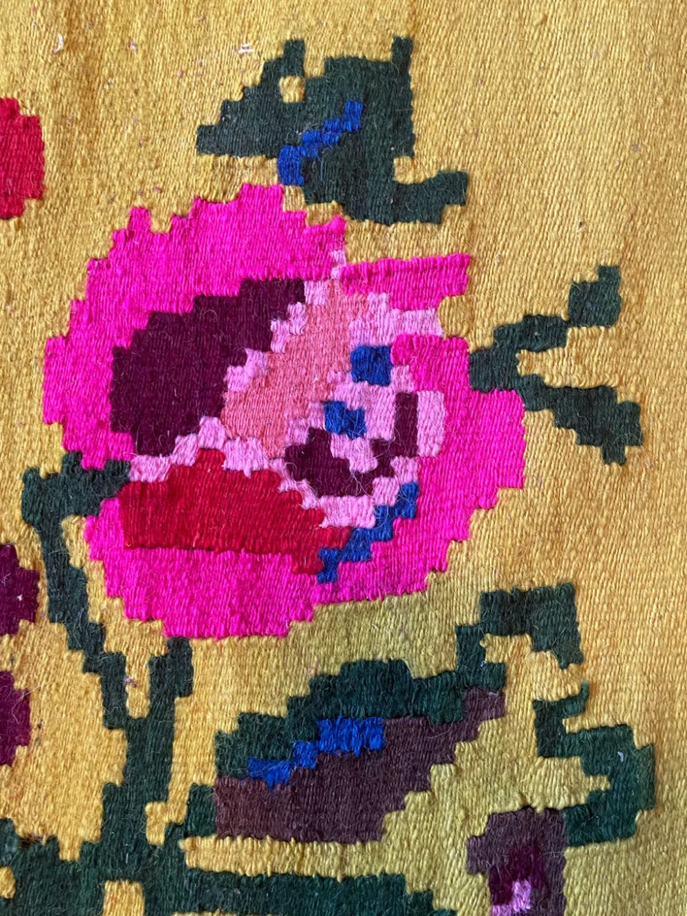 Tapis vintage en laine avec des fleurs roses sur fond vert et jaune fabriqué à la main en Transylvanie