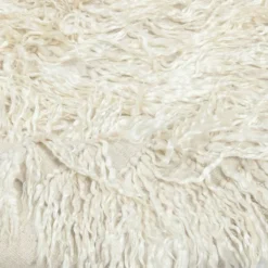 Tapis vintage fait main en poils longs, en mohair beige naturel.
