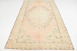 Tapis vintage Oushak rose blush et vert sauge pour salon, 166x266 cm
