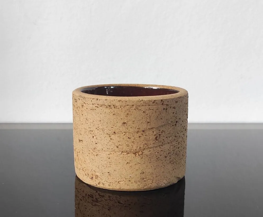 Tasse, pot en grès brut pyrité et émail