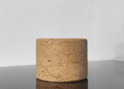 Tasse, pot en grès brut pyrité et émail
