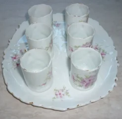 Tasses à café et plateau, vaisselle pour enfant en porcelaine ancienne