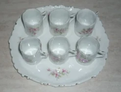 Tasses à café et plateau, vaisselle pour enfant en porcelaine ancienne