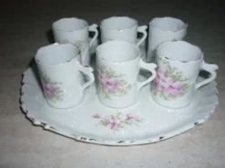 Tasses à café et plateau, vaisselle pour enfant en porcelaine ancienne