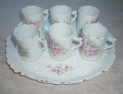 Tasses à café et plateau, vaisselle pour enfant en porcelaine ancienne