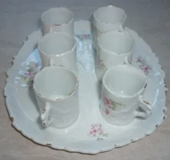 Tasses à café et plateau, vaisselle pour enfant en porcelaine ancienne