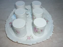 Tasses à café et plateau, vaisselle pour enfant en porcelaine ancienne