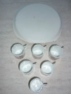 Tasses à café et plateau, vaisselle pour enfant en porcelaine ancienne