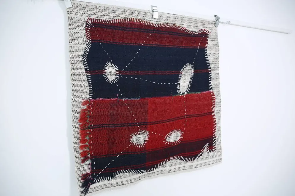 Tenture murale tribale tissée à la main, art textile boho, 103x106 cm