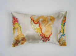 The celestial drift of Kumo — white and gold cloud