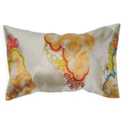 The celestial drift of Kumo — white and gold cloud