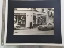 Tirage argentique vintage vitrine scène de rue années 70 encadré 52 x 42 cm