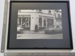 Tirage argentique vintage vitrine scène de rue années 70 encadré 52 x 42 cm