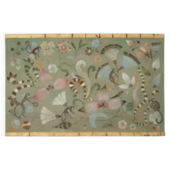 Toile peinte à décor de lémuriens, oiseaux et fleurs. Contemporain.