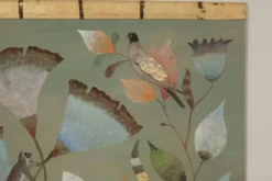 Toile peinte à décor de lémuriens, oiseaux et fleurs. Contemporain.