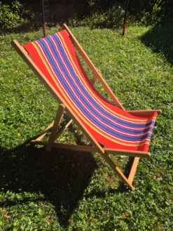 Transat chilienne vintage bois et toile a rayures rouge bleu jaune
