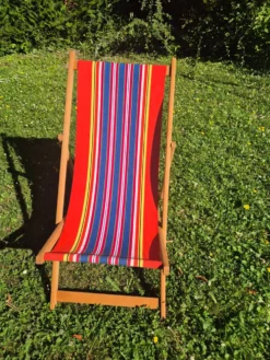 Transat chilienne vintage bois et toile a rayures rouge bleu jaune
