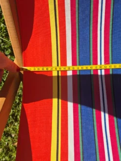 Transat chilienne vintage bois et toile a rayures rouge bleu jaune