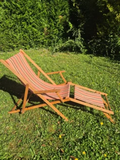 transat chilienne vintage bois et toile a rayures avec repose pied