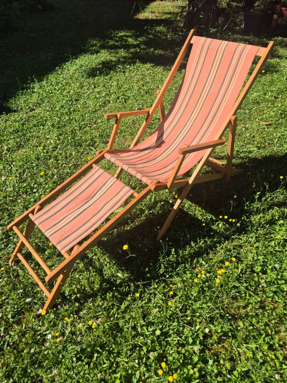 transat chilienne vintage bois et toile a rayures avec repose pied