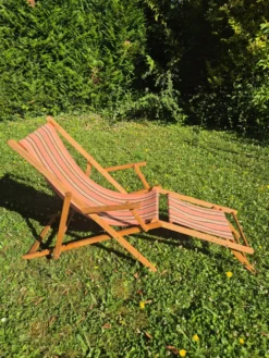 transat chilienne vintage bois et toile a rayures avec repose pied