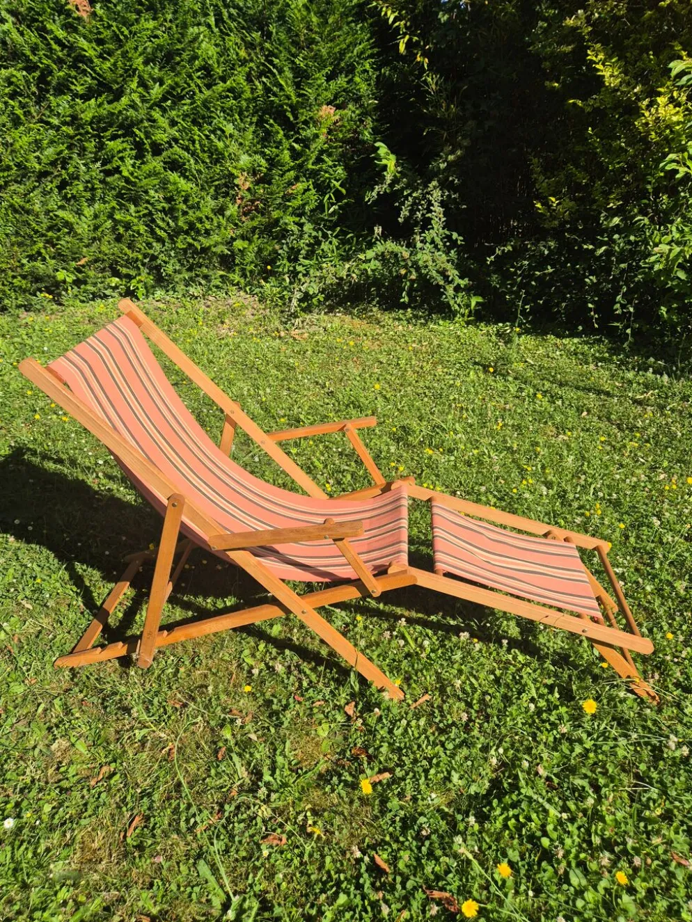 transat chilienne vintage bois et toile a rayures avec repose pied