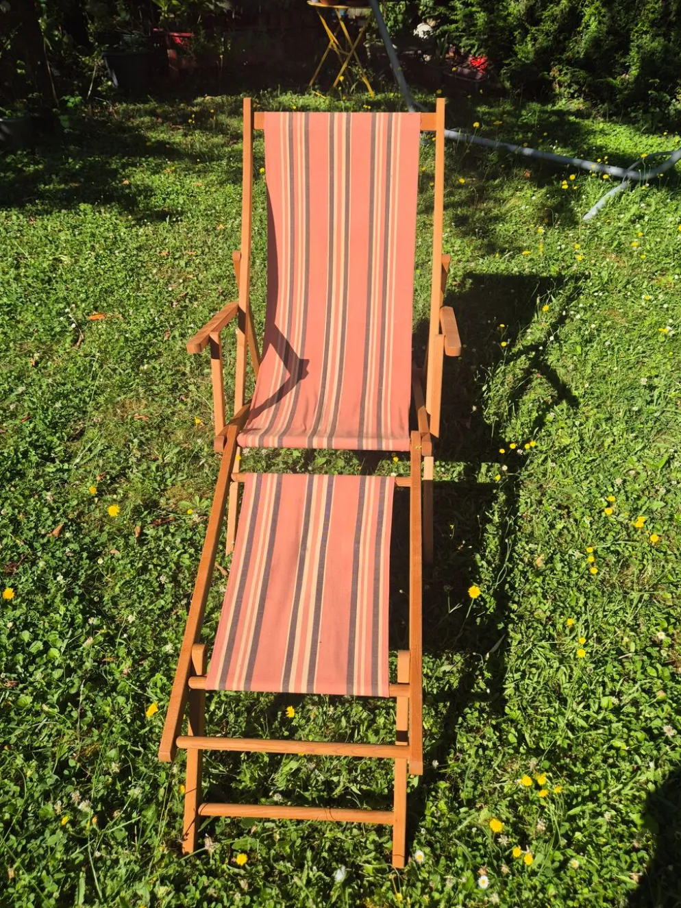 transat chilienne vintage bois et toile a rayures avec repose pied
