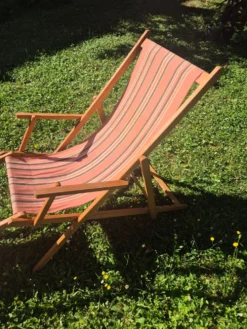 transat chilienne vintage bois et toile a rayures avec repose pied
