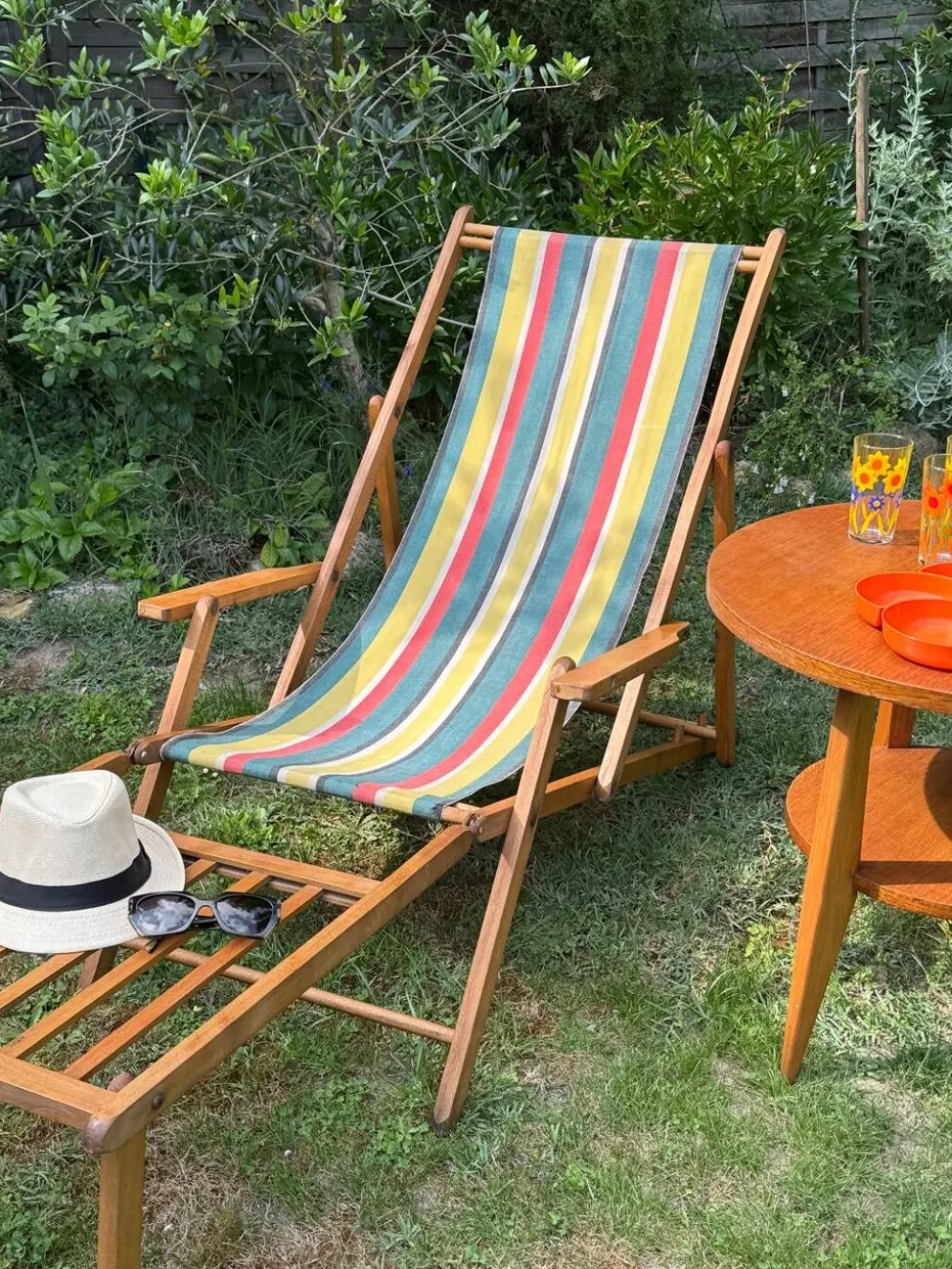 Transat/ chilienne vintage en bois avec repose-pieds — Années 60