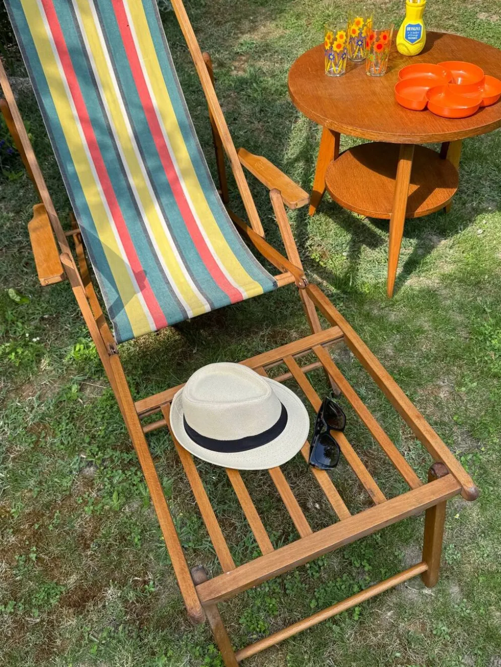 Transat/ chilienne vintage en bois avec repose-pieds — Années 60