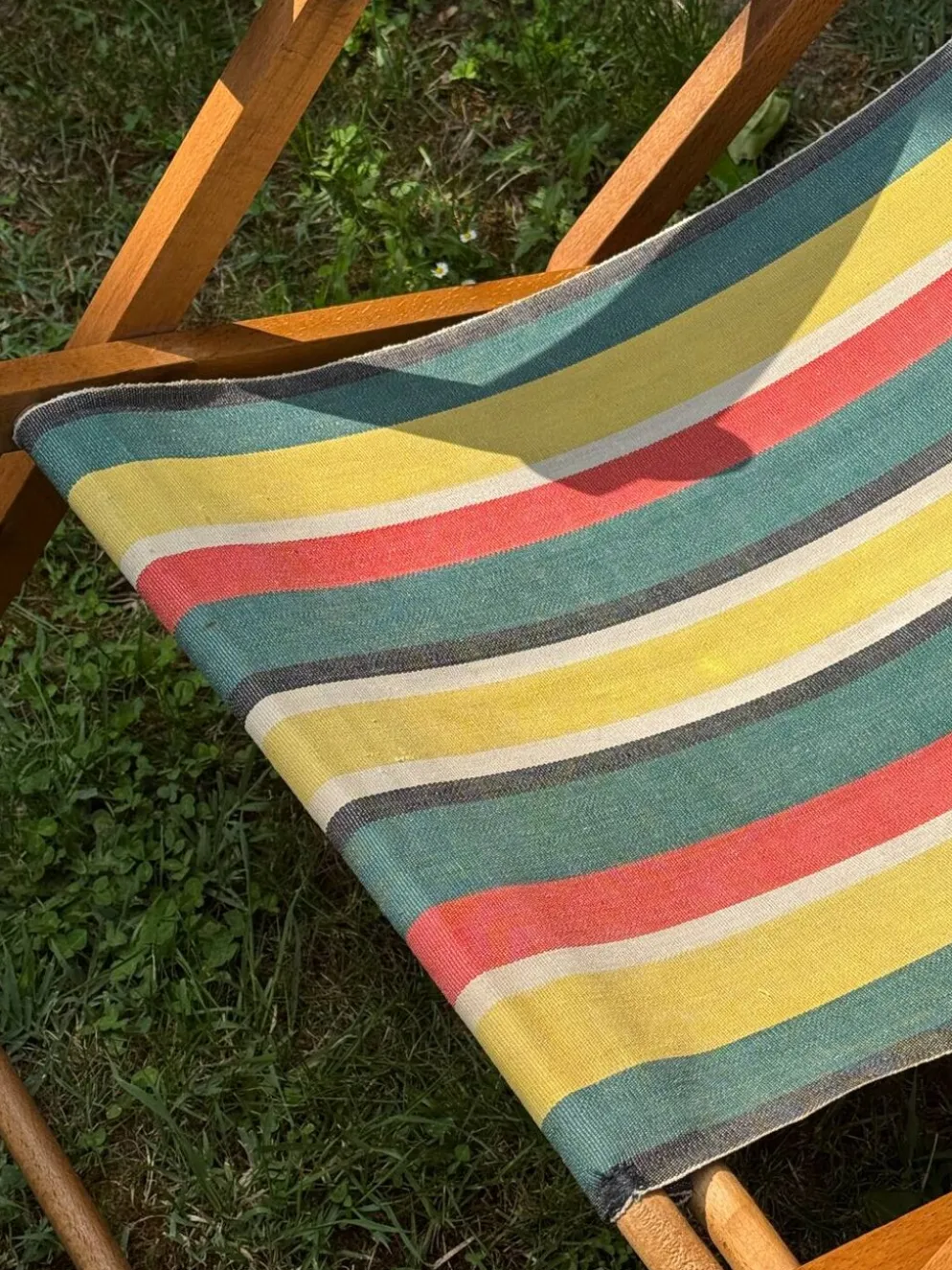 Transat/ chilienne vintage en bois avec repose-pieds — Années 60