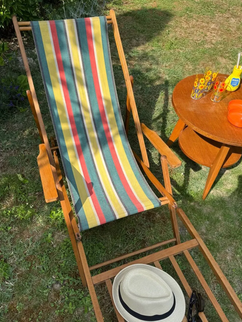 Transat/ chilienne vintage en bois avec repose-pieds — Années 60