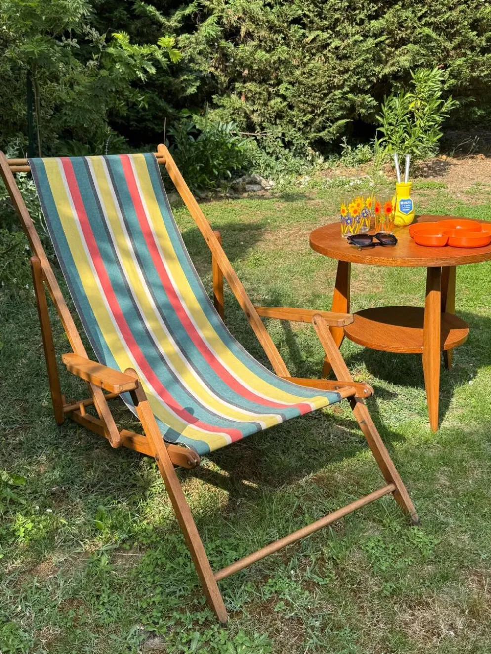 Transat/ chilienne vintage en bois avec repose-pieds — Années 60