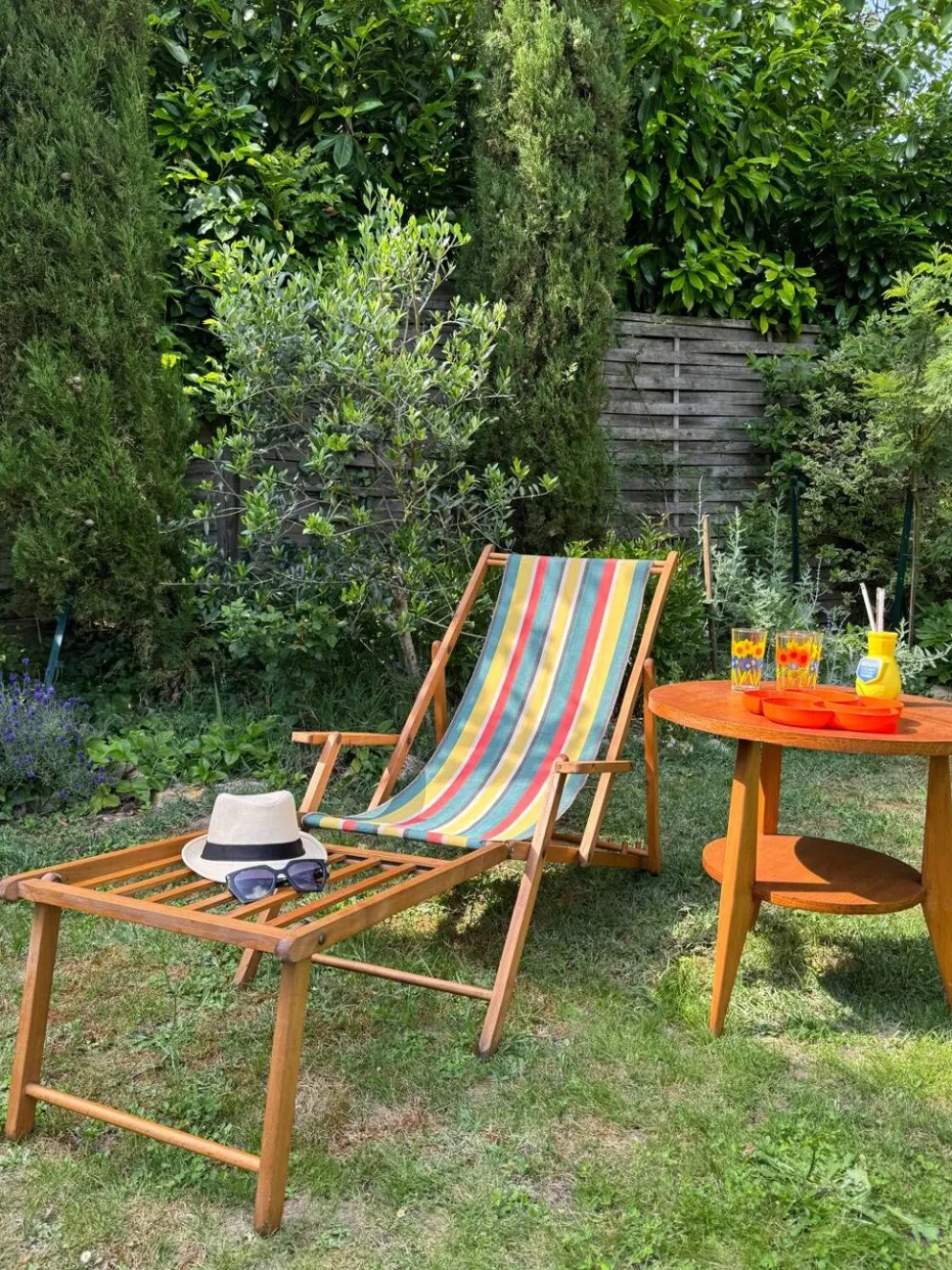 Transat/ chilienne vintage en bois avec repose-pieds — Années 60