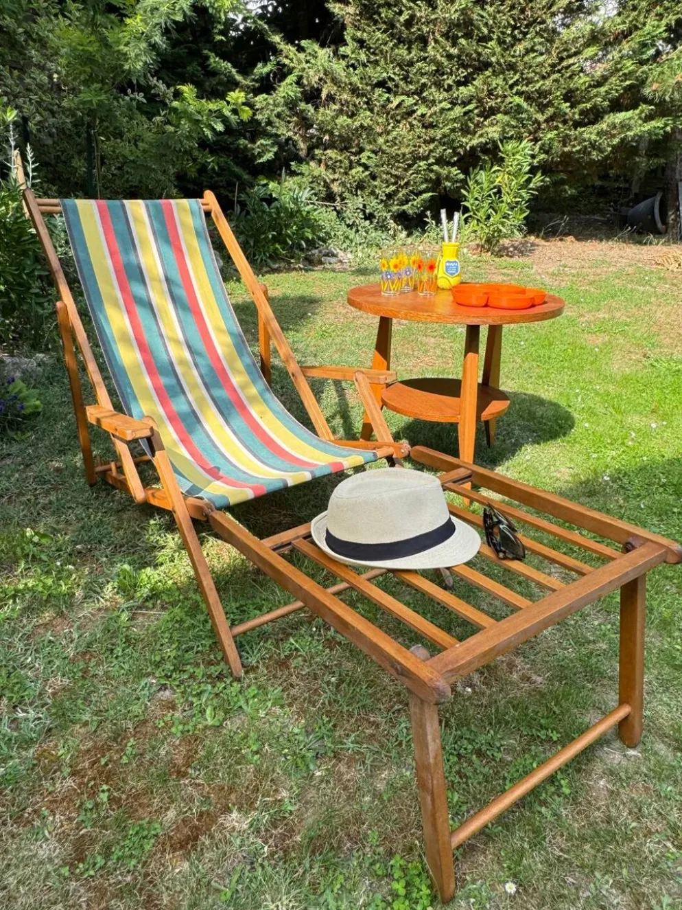 Transat/ chilienne vintage en bois avec repose-pieds — Années 60