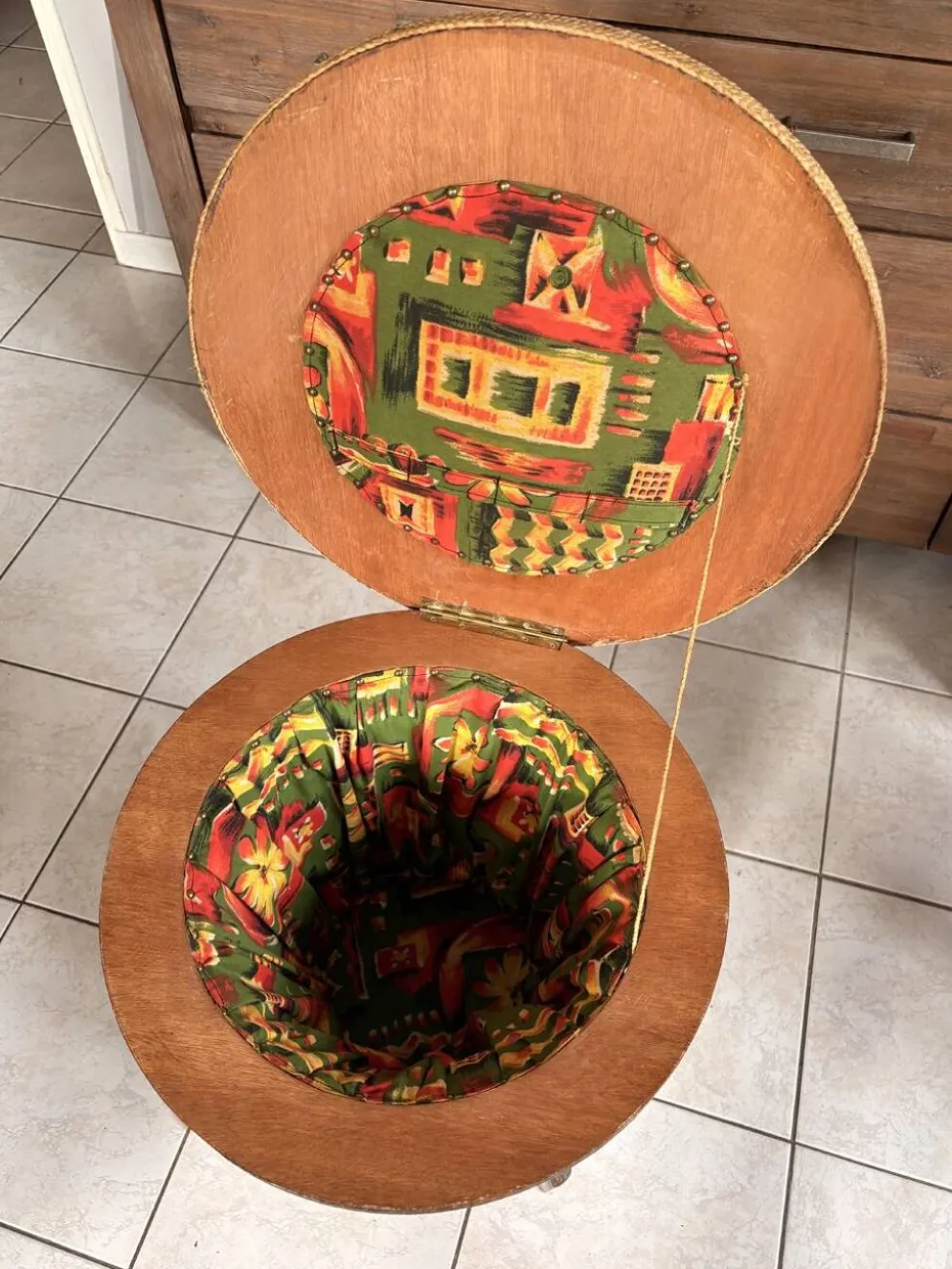 Travailleuse vintage tripode en osier et bois, esprit années 60