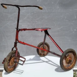 Tricycle enfant métal riveté 1920 • Style urbex