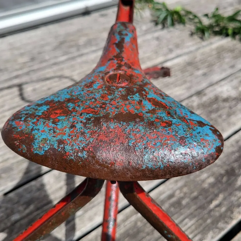 Tricycle enfant métal riveté 1920 • Style urbex