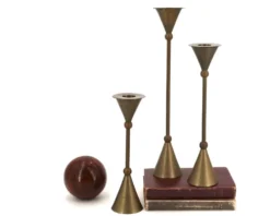 Trio de bougeoirs en laiton de Christian de Beaumont, années 70