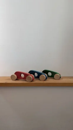 Trio de voitures de course vintage en bois