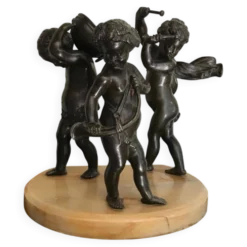 Trois anges musiciens, sculptures en bronze sur socle de marbre